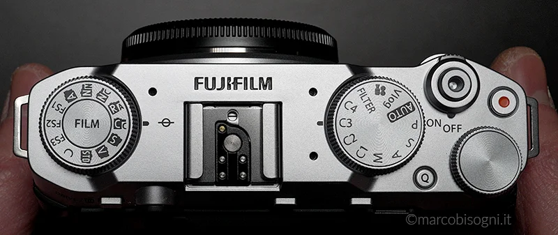 Fujifilm X-M5: ghiere e comandi nella parte superiore